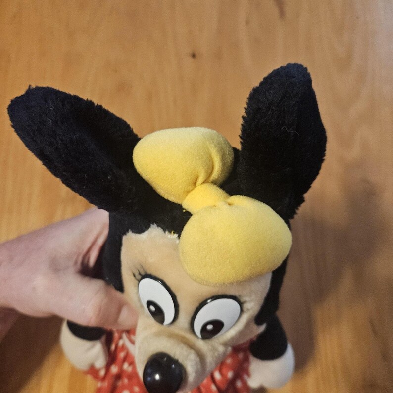 Peluche vintage de Minnie Mouse de Disney con vestido de lunares rojos, juguete mediano imagen 6