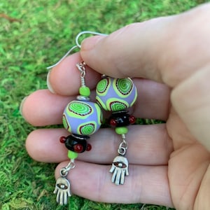 Ręcznie robione kolczyki ze srebra próby 925 z koralikami mozaikowymi, koralikami lampwork i zawieszkami hamsa – wyjątkowa, zabawna biżuteria artystyczna