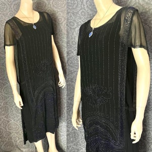 Mooie inktzwarte zijden chiffon schede uit de jaren 1920, fladdermouwen, kobalt- en houtskoolkralen, sm: medium, uitstekend