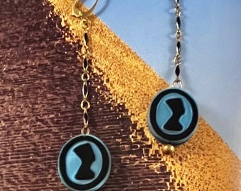 Art Deco Tsjechisch glas Egyptische Revival Nefertiti oorbellen, zwart, blauw, kleine geëmailleerde ketting, licht als een veertje