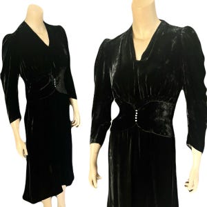 RÉSERVÉ - Belle robe de cérémonie en velours de soie noir d&#39;encre des années 1930, petite garniture de boutons en vadrouille, petite
