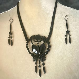 Hermoso conjunto de collar y pendientes con diseño antiguo de azabache francés victoriano