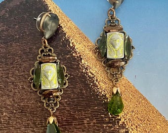 Art-deco oorbellen Tsjechisch glas in Egyptische revivalstijl, farao, groen, brons