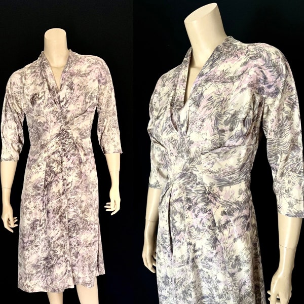 Lavande, lilas, robe de cérémonie en soie grise, belle coupe, corsage drapé, fleurs abstraites, petite