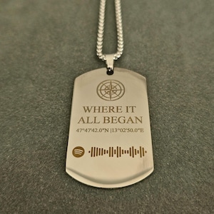 Personalierte Dog Tag Kette Edelstahl mit Gravur | Spotify Code Koordinaten Kompass Kette mit Wunschtext | Geschenk für Ihn / Freund / Mann