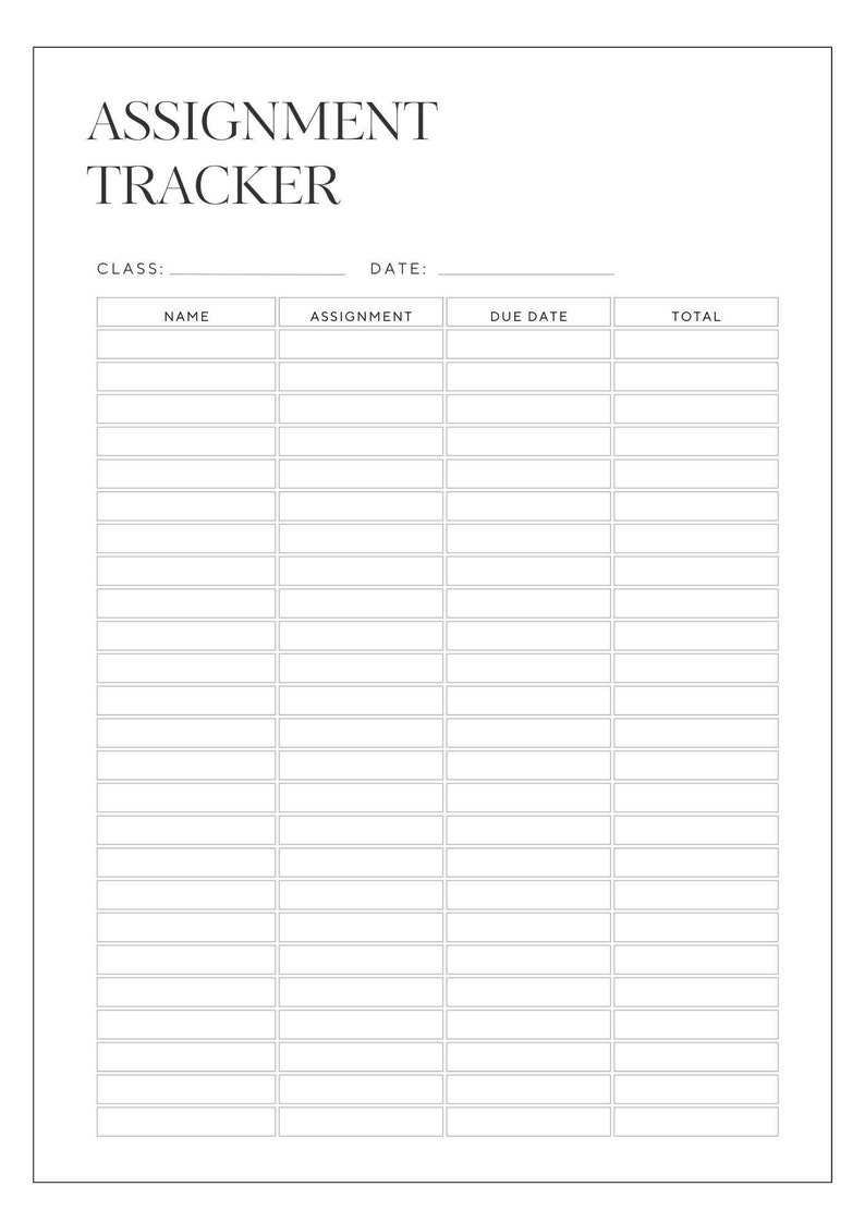 Op de afbeelding: Een witte opdrachttacker met de titel "ASSIGNMENT TRACKER" in een schreefletter. De tracker bevat velden voor klas, datum, naam, opdracht, vervaldatum en totaal, met meerdere rijen voor invoer.