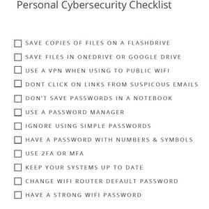 Könnte beinhalten: Eine weiße Checkliste mit dem Titel "Personal Cybersecurity Checklist" mit Sicherheitstipps. Die Checkliste enthält Ratschläge zum Speichern von Dateien, zur Verwendung von VPNs, zur Passwortverwaltung und zur Aktualisierung von Systemen.