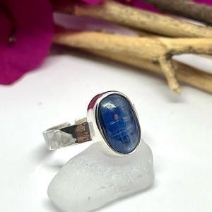 Anillo minimalista de cianita: joyería de plata de ley con piedras preciosas azules
