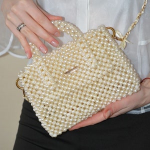 Elegante bolso con cuentas de perlas y asa superior, perfecto para el baile de graduación, la novia o las damas de honor.