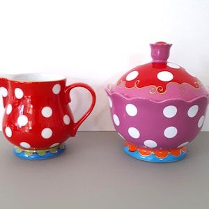 MarilynsJunkYard - OILILY Röd Prickig Gräddkanna Set - Sockerskål med lock, Gräddkanna - Designad för Douwe Egberts - Tillverkad i Holland 1990-talet