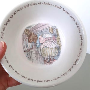 MarilynsJunkYard - BEATRIX POTTER Mrs. Tiggy Winkle Hedgehog 'Upphängda kläder' - Liten porslinsskål för barn - Wedgwood England 1980-talet