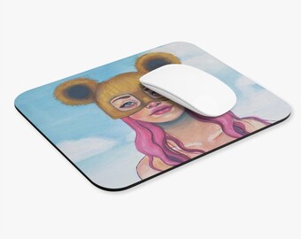 Tappetino per mouse con ragazza dai capelli rosa e maschera da orso / Ritratto surreale, sfondo cielo