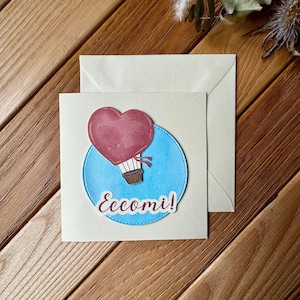 Biglietto nascita fatto a mano “Eccomi!” – acquerello unico con busta decorata | Regalo dolce per neonato, genitori e baby shower