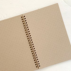 Carnet de voyage avec des pages kraft quadrillées