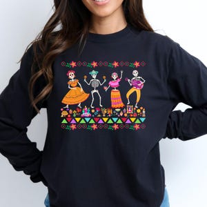 Camiseta unisex de manga larga del Día de los Muertos, camiseta de arte mexicano, mes de la herencia hispana, Día de los Muertos, camiseta de Halloween, camiseta latina
