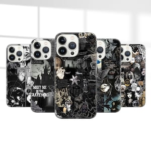 Puede incluir: Cuatro fundas de tel&eacute;fono en blanco y negro con diferentes dise&ntilde;os g&oacute;ticos y espeluznantes. Los dise&ntilde;os incluyen un cementerio, una calavera, una telara&ntilde;a y un murci&eacute;lago. El texto en una de las fundas dice "Meet me in the graveyard".