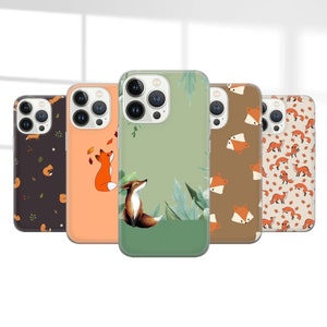 Può includere: Una collezione di cinque custodie per telefoni con disegni a tema volpe. Le custodie presentano vari motivi, tra cui volpi con foglie, una volpe che guarda in alto e motivi ripetuti di volpi e foglie. La tavolozza dei colori include sfumature di marrone, arancione e verde.