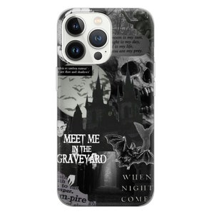 Puede incluir: Una funda para tel&eacute;fono en blanco y negro con un dise&ntilde;o g&oacute;tico. La funda presenta una calavera, un castillo, murci&eacute;lagos y el texto "Meet me in the graveyard when night comes".