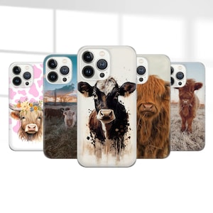 Puede incluir: Conjunto de cinco fundas para teléfono con diferentes diseños de vacas de las Tierras Altas. Las fundas son transparentes con fondo blanco y presentan una variedad de imágenes de vacas, incluyendo una vaca de estilo acuarela, una vaca en un campo y una vaca con una corona de flores.