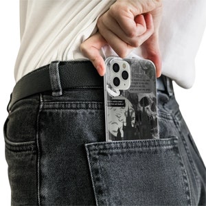 Puede incluir: Una funda de tel&eacute;fono en blanco y negro con un dise&ntilde;o g&oacute;tico. La funda presenta un castillo, murci&eacute;lagos y una calavera con el texto "The moon is my sun, the night is my day, blood is my life, and you are my prey."