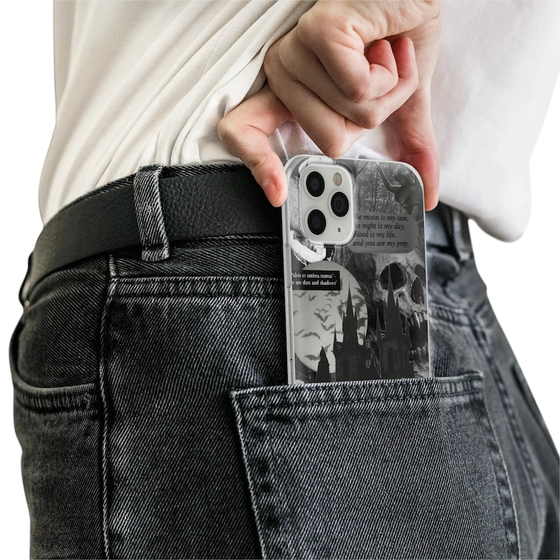 Puede incluir: Una funda de tel&eacute;fono en blanco y negro con un dise&ntilde;o g&oacute;tico. La funda presenta un castillo, murci&eacute;lagos y una calavera con el texto "The moon is my sun, the night is my day, blood is my life, and you are my prey."