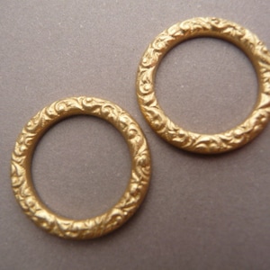 Lazo de flores adornado de latón - Troquelado