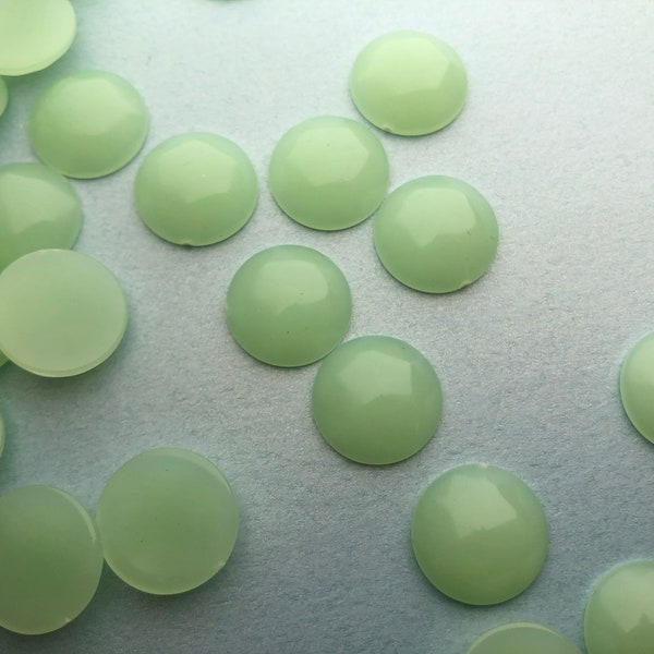 24 Light Green Lucite Cabochons - 15 mm Round