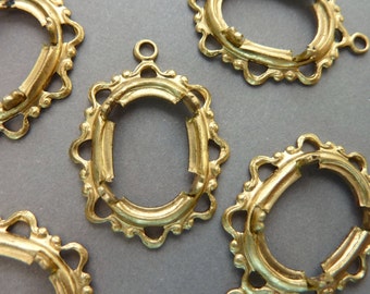 Oval mässing 14 x 10 mm - Filigran viktoriansk hängefattning