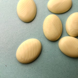 12 Off White Vintage Lucite Oval Cabochons - Faux Wood 25 x 18 mm