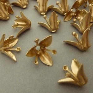 12 copriperle o montature a forma di fiore in ottone con strass