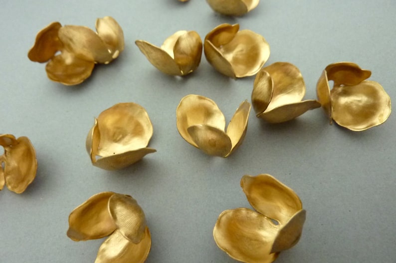 6 Flower Bead Caps or Settings in Brass image 1