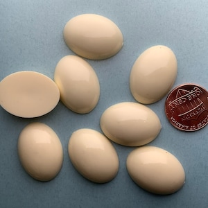 8 Off White Cream Vintage Lucite Oval Cabochons - 18 x 25 mm