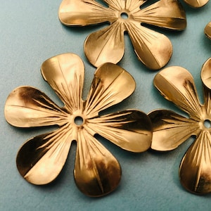 2 piezas de flores de latón detalladas grandes