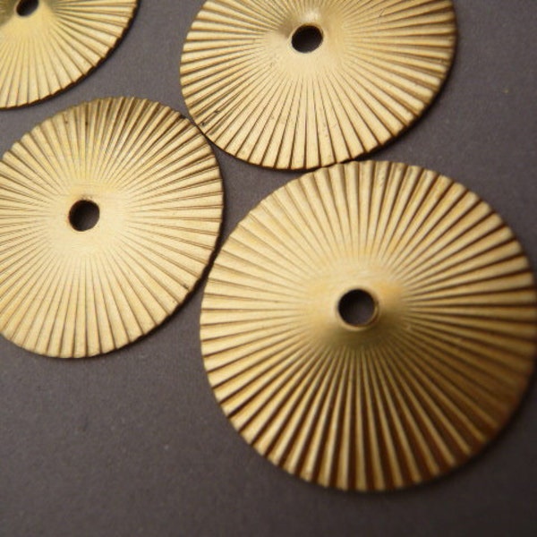 6 Brass Fluted Ridged Round Pendants Charms Medaillons Circles