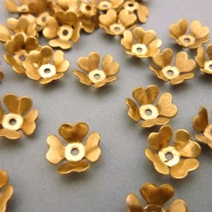 12 pequeñas flores de latón con forma de trébol de oxalis para remachar o engarzar