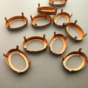 Peut inclure: Un groupe de 10 montures ovales en métal de couleur cuivre pour sertir des pierres ou des gemmes.