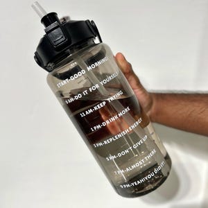 2 Liter Wasserflasche mit Zeitmarker & Strohhalm: Auslaufsicher, BPA-Frei