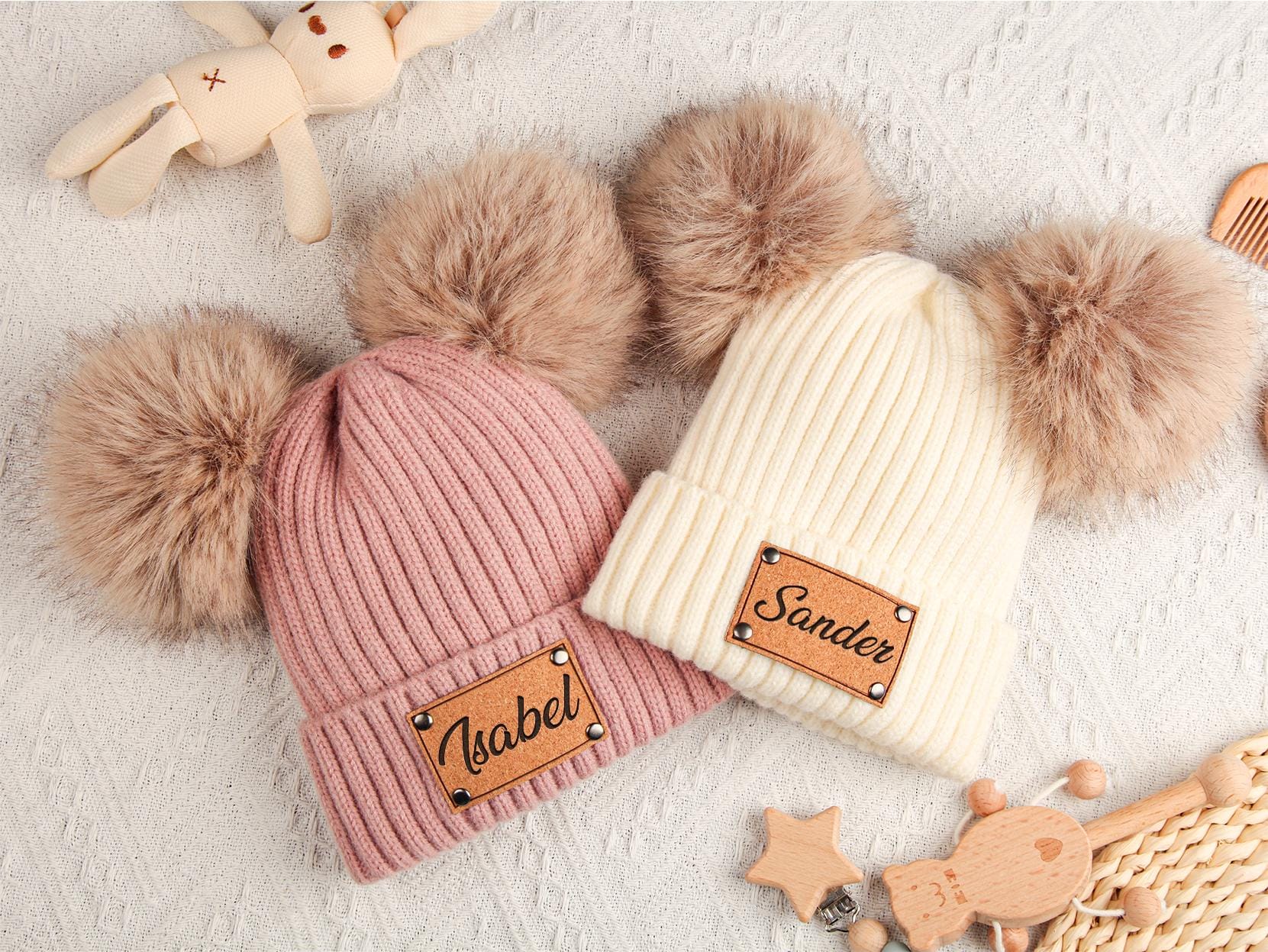 パーソナライズされたニットポンポンビーニー：カスタムネームパッチ