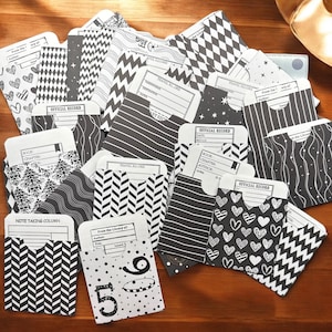 Diario de chatarra. Cinco bolsillos en blanco y negro con tarjetas extraíbles. Tamaño de bolsillo: 7,6 x 7,6 cm. Cada bolsillo incluye una tarjeta extraíble.