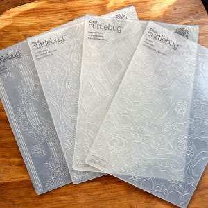 Anna Griffin foldery do wytłaczania z folderem do wytłaczania. Folder 5,25 x 7,25 cala. Piękne wzory do wytłaczania.