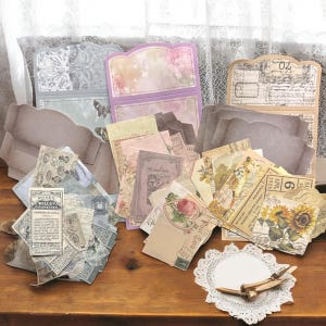 Journal Ephemera. 33 Teile - eine aufklappbare Tasche, 3 vorgestanzte Taschenschlitze und verschiedene Größen und Formen Papier Ephemera.