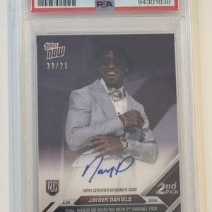 2024 Jayden Daniels Topps Now Purple Auto /NFL Chaser Packs - 1 Auto oder Relic - 5 Rookies - 1 nummerierte Karte! Beschreibung!! Keine Nachbildung!!