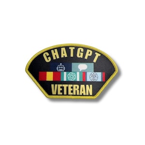 Può includere: Una toppa nera con bordi dorati con la scritta "ChatGPT VETERAN". La toppa include nastri colorati e icone di un robot, una nuvoletta e un cervello. La toppa ha una forma semicircolare.