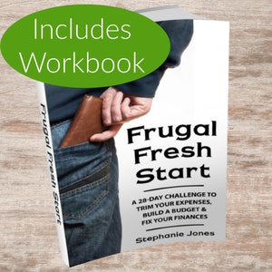 Op de afbeelding: Een boek getiteld "Frugal Fresh Start" met de tekst "Includes Workbook" in een groene ovaal. De boekomslag toont de titel in vette zwarte letters en een persoon die een bruine portemonnee in zijn achterzak steekt. De ondertitel van het boek is "A 28-Day Challenge to Trim Your Expenses, Build a Budget & Fix Your Finances."