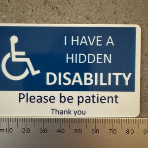 Verborgen personalisatieopties voor gehandicaptenkaarten - kan als identiteitskaart worden gedragen of op het dashboard worden geplaatst / worden weergegeven om mensen te helpen vriendelijk te zijn - identiteitsbewijs voor gehandicapten