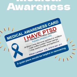 Op de afbeelding: Een blauwe medische bewustzijnskaart met een blauw lint en de tekst "I HAVE PTSD" in rood. De kaart bevat ook de tekst "POST TRAUMATIC STRESS DISORDER" en "PLEASE UNDERSTAND". De kaart bevat ook de tekst "At times I may become agitated or restless. I can suffer sudden mood swings. I may seem hostile and aggressive." De kaart bevat ook de tekst "Ethan Lambert ICE: 07815 651 411". De kaart bevat ook de tekst "A quiet place would be helpful in recovering". De kaart bevat ook de tekst "Customised".