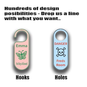 K&ouml;nnte beinhalten: Zwei T&uuml;rschilder. Eines ist rosa mit einem gr&uuml;nen Schmetterling, dem Namen "Emma" und "No Boys Allowed". Das andere ist blau mit einem Totenkopf und gekreuzten Knochen, dem Wort "Danger" und "Freds Room". Das Bild enth&auml;lt auch den Text "Hundreds of design possibilities - Drop us a line with what you want.." und die W&ouml;rter "Hooks" und "Holes".