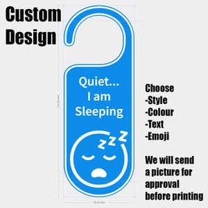 K&ouml;nnte beinhalten: Ein blauer T&uuml;rh&auml;nger mit dem Text "Quiet... I am Sleeping" und einer schlafenden Gesichts-Grafik. Der H&auml;nger ist 21,5 cm lang und 7,9 cm breit. Die Worte "Custom Design" stehen oben.