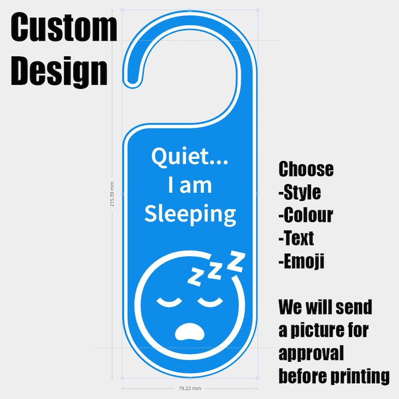 K&ouml;nnte beinhalten: Ein blauer T&uuml;rh&auml;nger mit dem Text "Quiet... I am Sleeping" und einer schlafenden Gesichts-Grafik. Der H&auml;nger ist 21,5 cm lang und 7,9 cm breit. Die Worte "Custom Design" stehen oben.