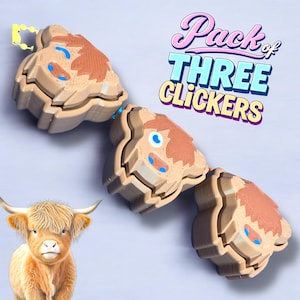 Könnte beinhalten: Ein Set mit drei braunen und beigen Klicker-Spielzeugen in Form von Highland-Kühen. Jedes Spielzeug hat ein blaues Auge und eine braune Nase. Der Text "Pack of THREE CLICKERS" befindet sich im Hintergrund.